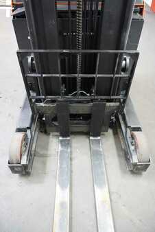 Chariots à mât rétractable 2016  BT RRE 200E (5)