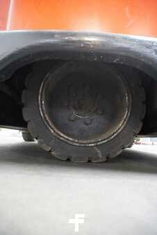 Chariots à mât rétractable 2013  Linde R 14 G-12 (6)