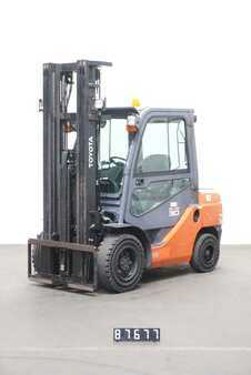 Diesel truck 2016  Toyota 02-8FDF30 (1)