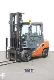 Diesel truck 2015  Toyota 02-8FDF30 (1)