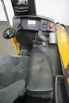 Carretilla retráctil de 4 vías 2017  Jungheinrich ETVQ25 (3)