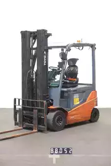 Elektromos 4 kerekű 2020  Toyota 8FBMKT25 (1)