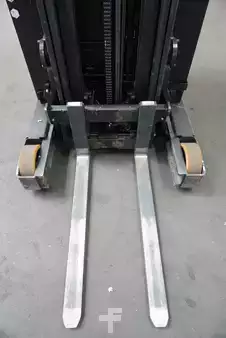 Carretilla retráctil 2018  Toyota RRE140H (5)