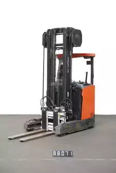 Carretilla retráctil 2017  Toyota RRE200H (1)