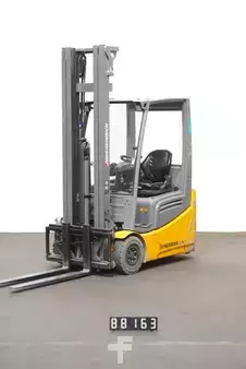 Sähkö - 3 pyör 2019  Jungheinrich EFG 215 (1)