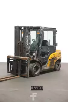 Carrelli elevatori diesel 2023  Hyundai 30D-9V (1)
