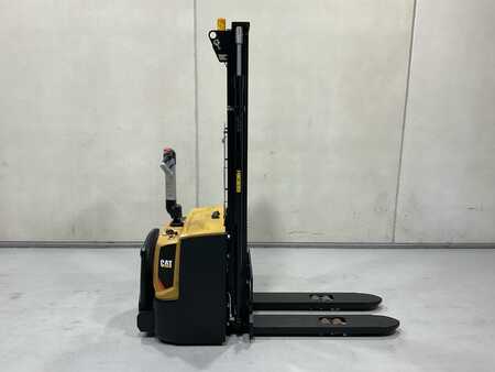 Stackers Stand-on 2017  CAT Lift Trucks NSP16N2R (1)