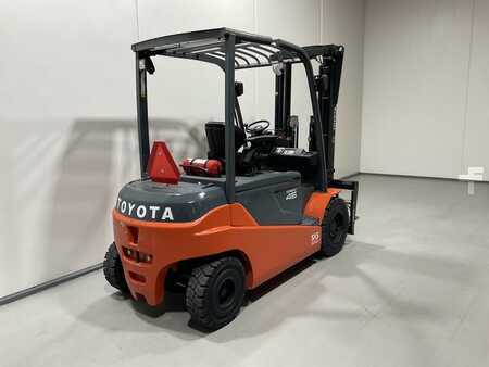 Carrelli elettrici 4 ruote 2015  Toyota 8FBMT45 (2)