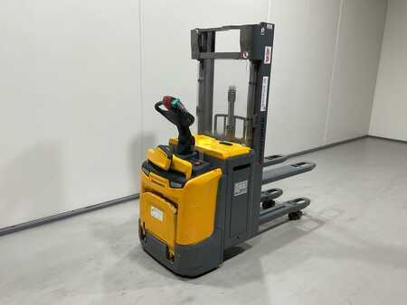 Gerbeurs à conducteur porté debout 2019  Jungheinrich ERC 214Z (2)