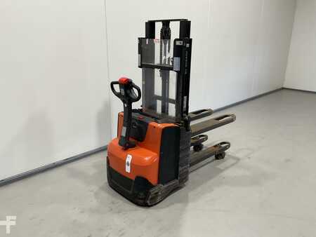 Stoccatori uomo a piedi 2020  Toyota SWE200D (2)