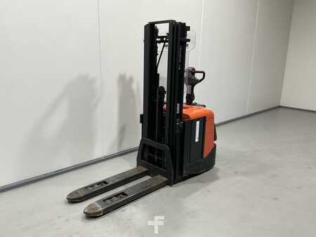 Gerbeurs à conducteur porté debout 2015  BT SPE125L (4)