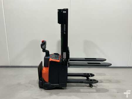 VZV s plošinou pro řidiče 2022  BT SWE 120L (1)