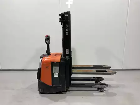 Apilador conductor incorporado 2011  BT SPE 125L (1)