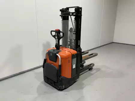 Apilador conductor incorporado 2011  BT SPE 125L (2)