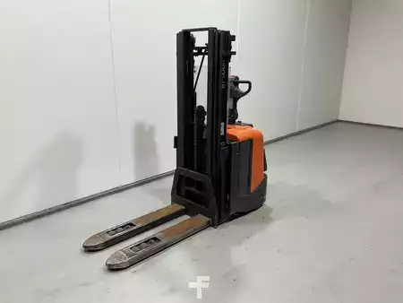 Apilador conductor incorporado 2011  BT SPE 125L (4)