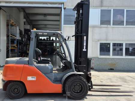 Carrelli elevatori diesel 2015  Toyota 40-8 FD (1)