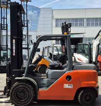 Carrelli elevatori diesel 2015  Toyota 40-8 FD (2)