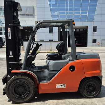 Carrelli elevatori diesel 2015  Toyota 8FD45N (1)