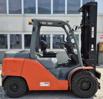 Carrelli elevatori diesel 2015  Toyota 8FD45N (4)