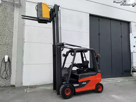 Carrelli elettrici 4 ruote 2021  Linde E25-01 (8)