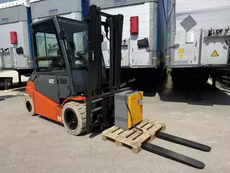 Carrelli elettrici 4 ruote 2020  Toyota 8FBMT50 (7)
