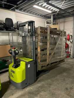 Ruční vysokozdvižný vozík 2014 Clark SX16 (1)