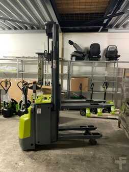 Ruční vysokozdvižný vozík 2014 Clark SX16 (2)