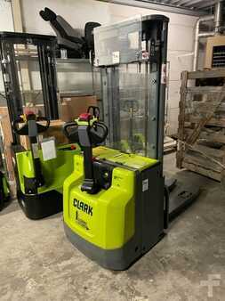 Ruční vysokozdvižný vozík 2014 Clark SX16 (3)