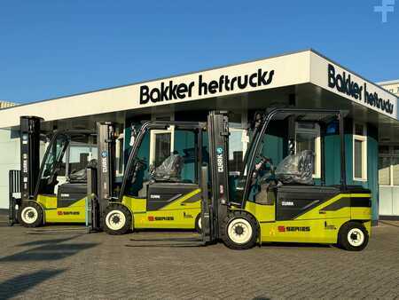 4-wiel elektrische heftrucks 2024  Clark SE35 (1)