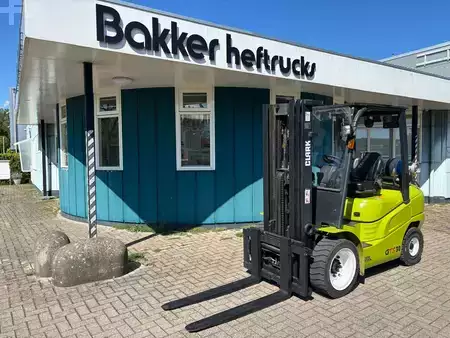 LPG Forklifts 2016  Clark GTS30L (2)