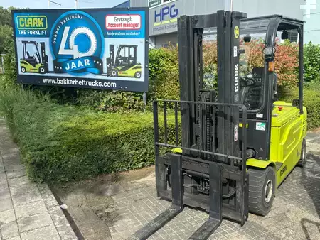 Chariots électriques à 4 roues 2018  Clark GEX30L (1)