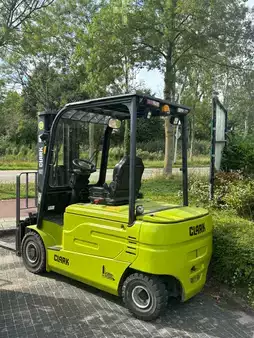 Chariots électriques à 4 roues 2018  Clark GEX30L (2)