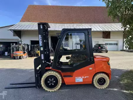 El Truck - 4-hjul 2025  Noblelift CPD 35 Triplerxmast 480cm 3500 KG Kabine (1)
