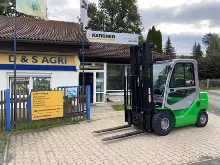 Gázüzemű targoncák 2024  Cesab M325GV (2)