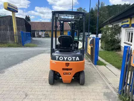 Chariots électriques à 4 roues 2016  Toyota 8FBM16T (5)