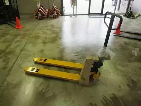 Misceláneos 2022 CAT Lift Trucks 20 x 48 (1)