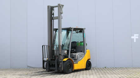 Empilhador a gás 2017  Jungheinrich TFG 425s (1)
