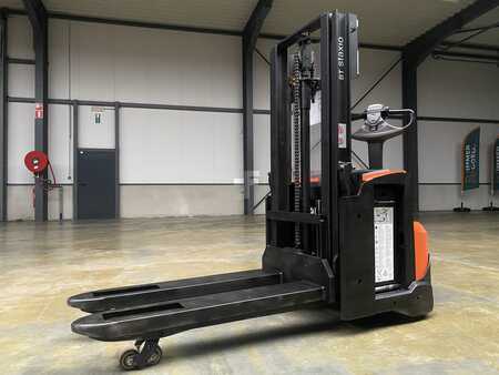 Pallet Stackers - Toyota SWE200D (4)