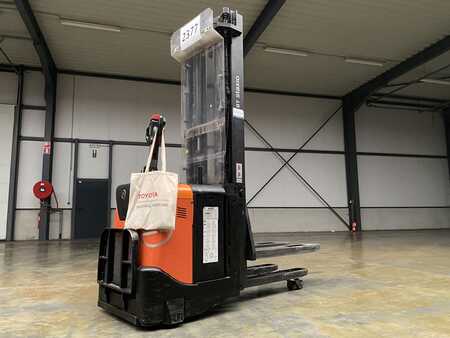 Stackers Stand-on 2013  BT SPE160L (1)