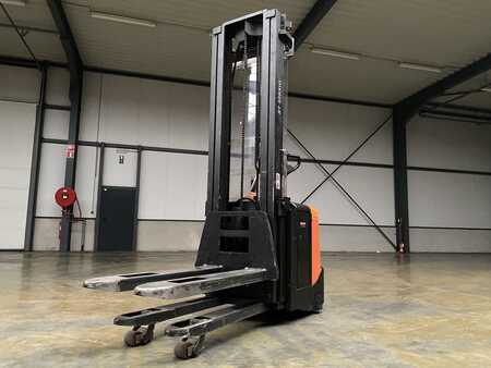 Stackers stand-on 2013  BT SPE160L (3)