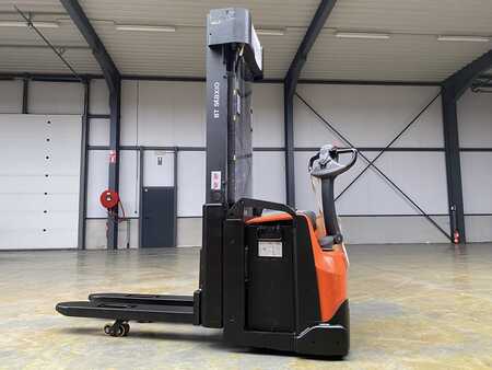 Pallet Stackers 2017  Toyota SWE145L (2) 