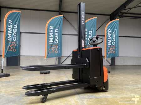 Pallet Stackers 2017  Toyota BT STAXIO SWE080L (3)