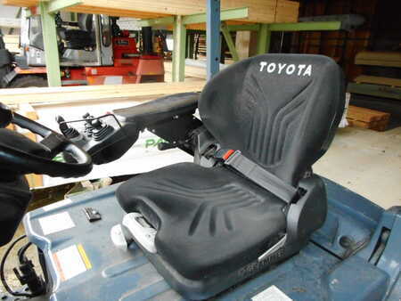 Toyota 8FBMK16T Triplex ( LITHIUM )