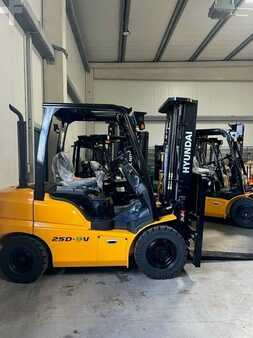 Diesel heftrucks 2023 Hyundai 25D-9V (2)