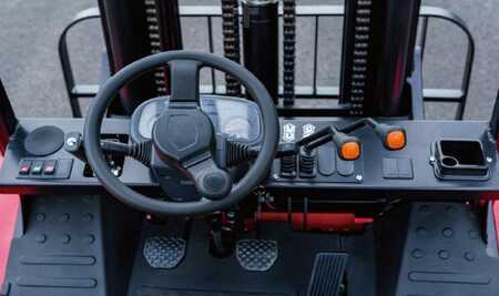 Terénní vysokozdvižný vozík 2025  UN Forklift N35 4x4 (3)