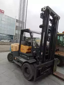 Diesel Forklifts 2012  OM XD 80 (1)