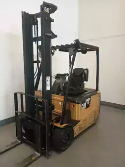 Eléctrico - 4 rodas 2012  CAT Lift Trucks EP 20 PNT (1)