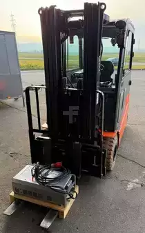 Eléctrica de 4 ruedas 2020  Toyota 8FBMT25 (2)