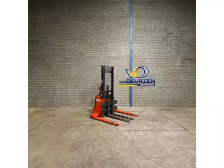 Apilador eléctrico 2013 Linde L12AS (2)