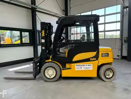 Electric - 4 wheels 2013  Yale ERP40VM E2370 (1)